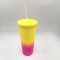 Vente chaude de 22 oz / 650 ml / 24 oz en plastique Double paroi à double paroi avec un changement de couleur avec de la paille